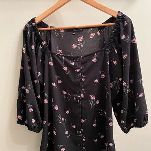 🌷NWOT Beautiful Harvé Benard Floral square neckline blouse. Medium